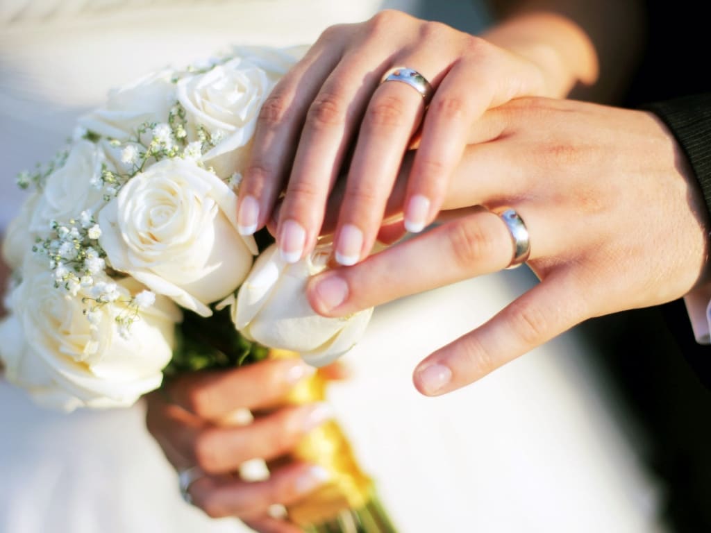 nhẫn cưới nữ đeo tay nào