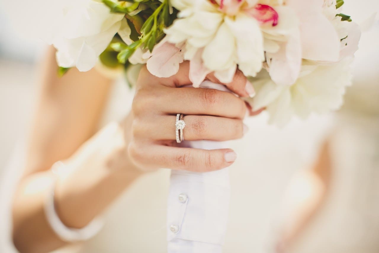 nữ đeo nhẫn cưới tay nào