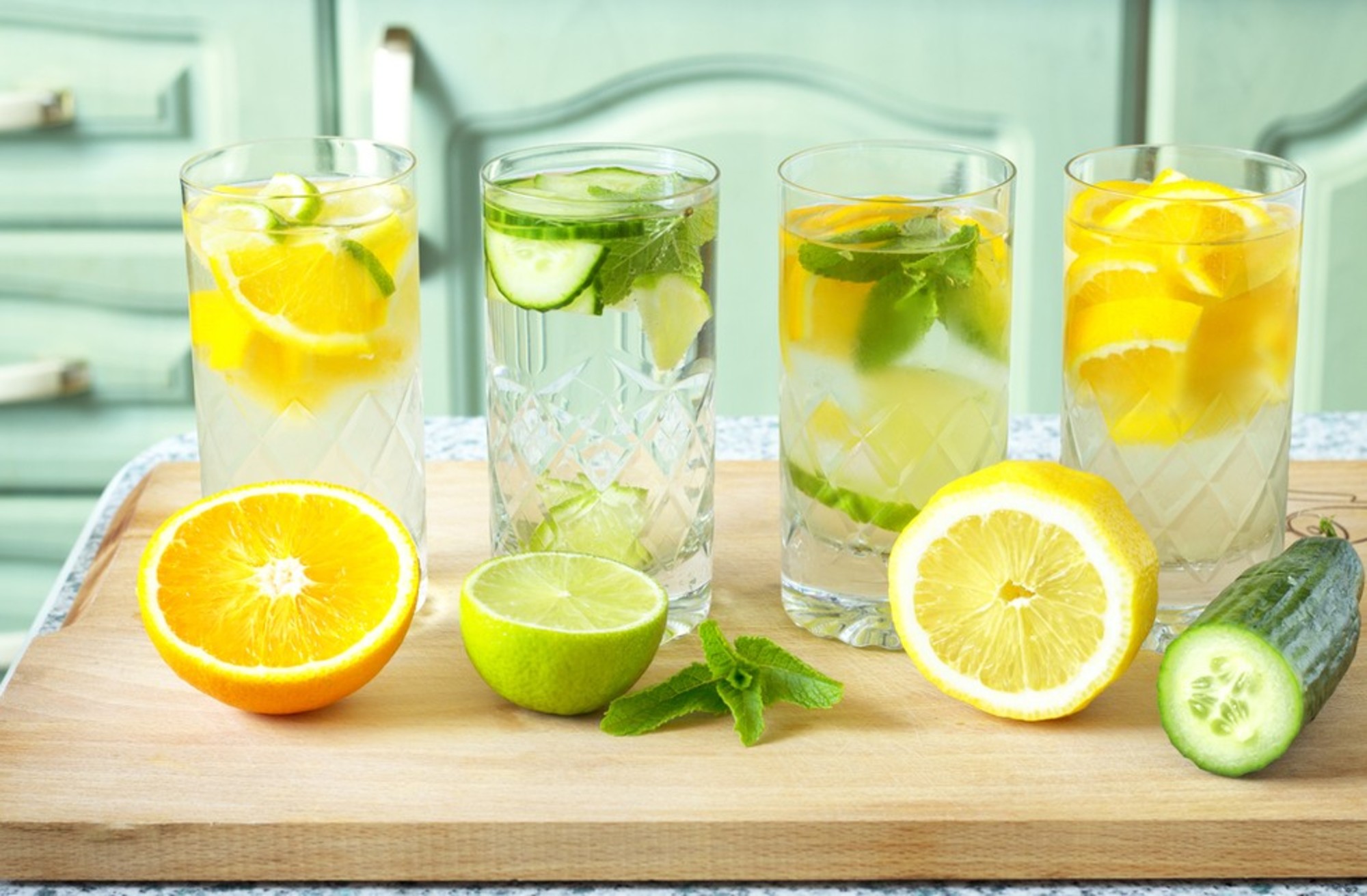 Nước cam, nước chanh chứa nhiều vitamin cần thiết cho cơ thể 