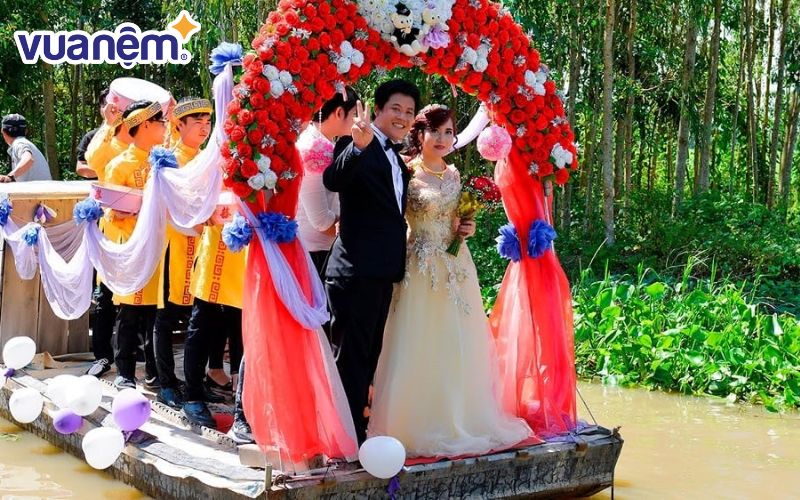 Rước dâu bằng ghe là đặc trưng của miền sông nước