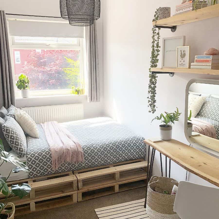 Một mẫu thiết kế phòng ngủ với điểm nhấn là cây cảnh và chiếc cửa sổ 