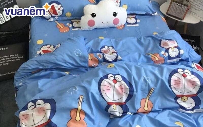 Ngoài màu xanh thì vẫn có những mẫu ga giường Doremon khác trên thị trường