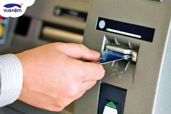 Hướng dẫn cách rút tiền từ thẻ ATM và những lưu ý quan trọng