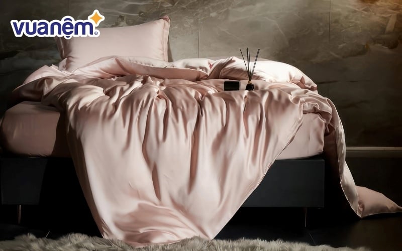 Mẫu chăn ga gối lụa luôn được người dùng săn đón và sử dụng trong phòng ngủ của mình