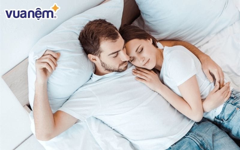 Dựa đầu vào ngực là tư thế ngủ yêu thích của các cô nàng