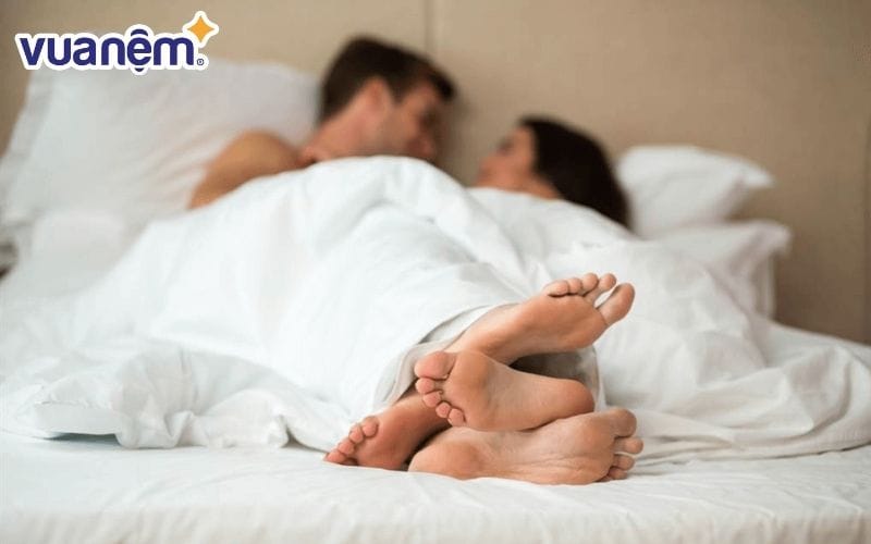 Gác chân lên nhau là tư thế ngọt ngào và đầy tinh nghịch của các cặp đôi