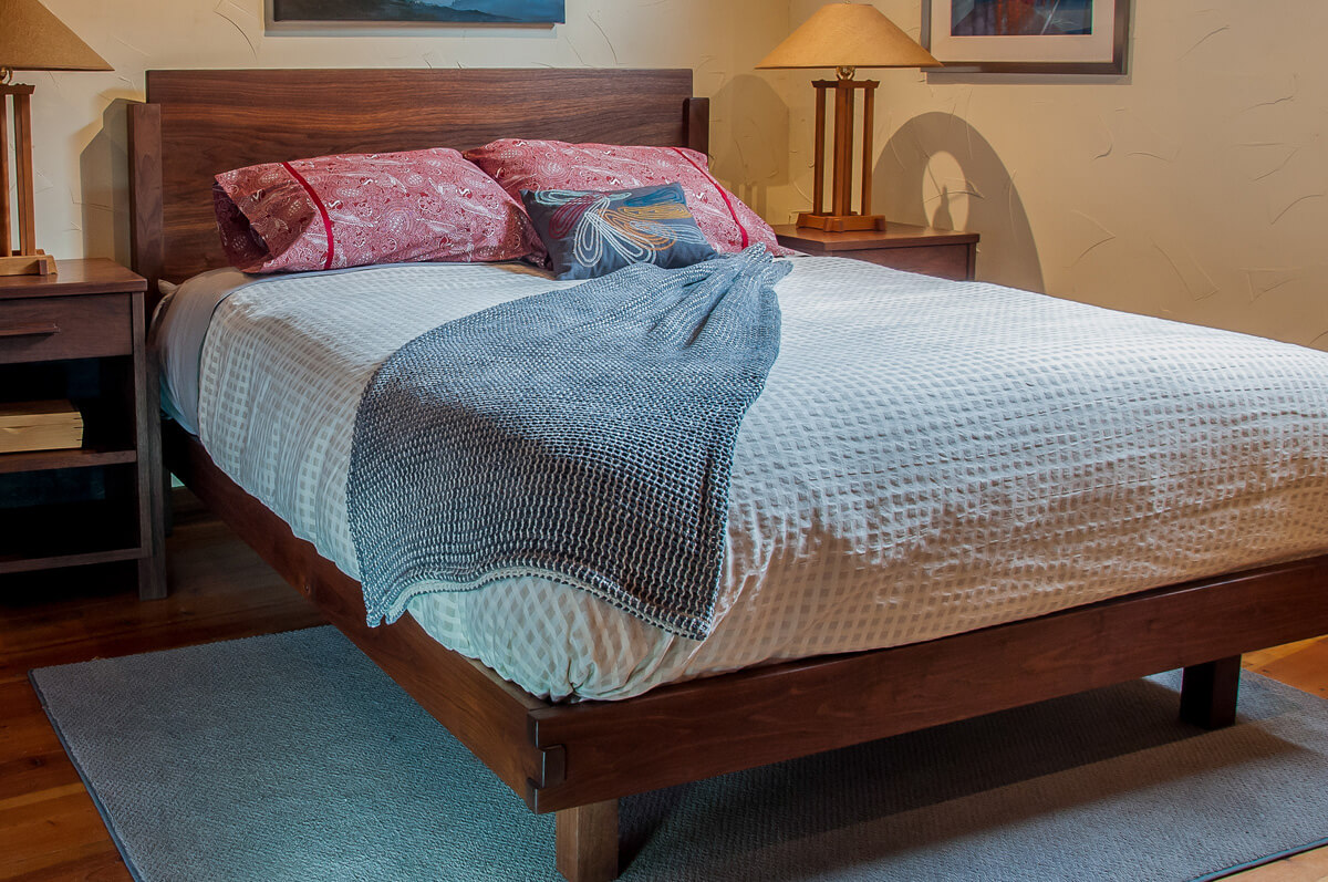 Giường ngủ gỗ đỏ có giá thành khá cao