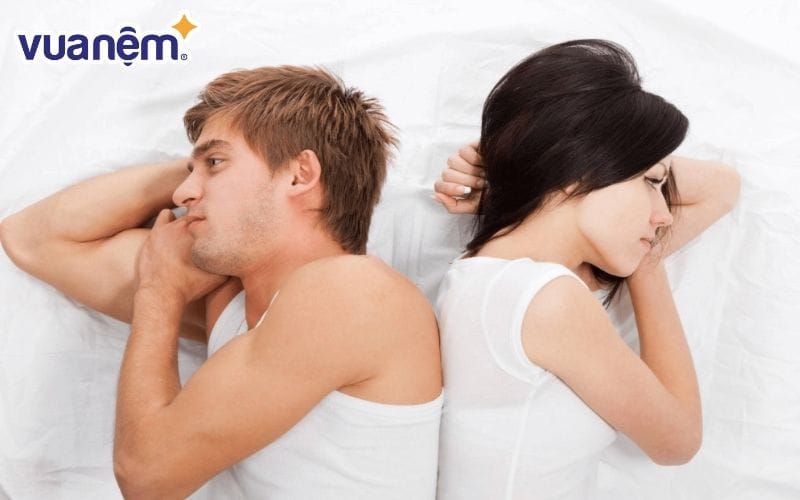 Nằm áp hẳn lưng vào nhau đôi khi là do quá mệt mỏi tạo nên