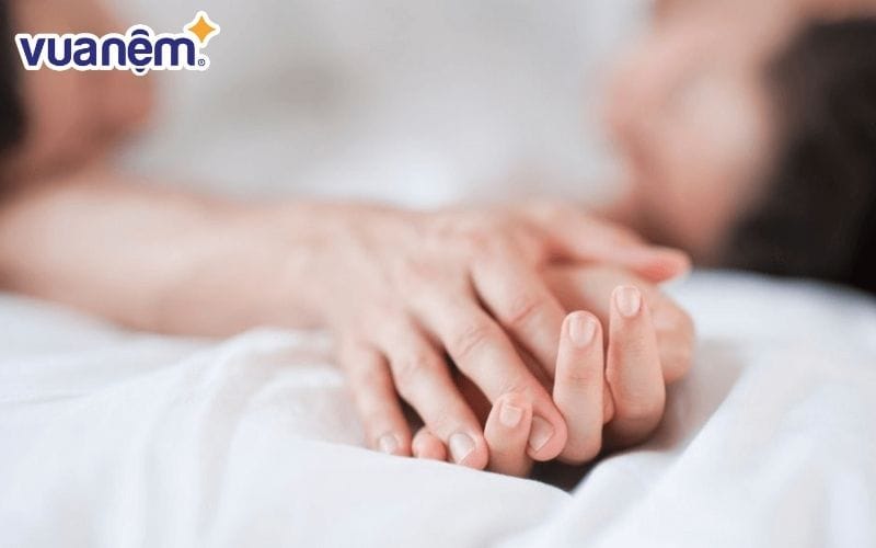 Ngủ nắm tay nhau thể hiện một tình yêu ngọt ngào nhưng nhẹ nhàng, bình yên