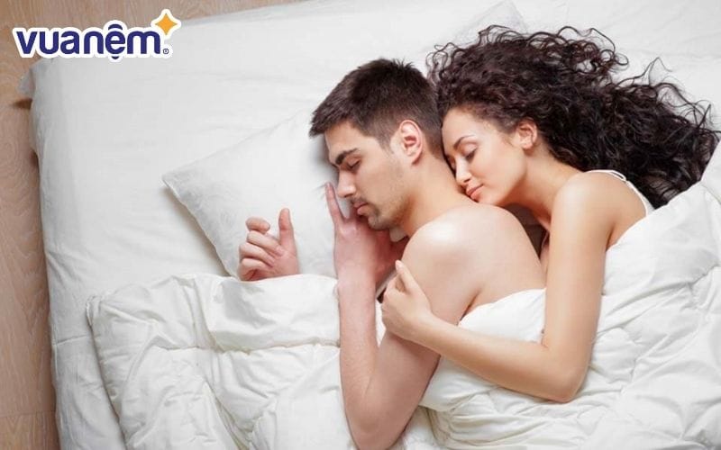 Nàng ôm chàng từ phía sau cho thấy tình yêu ngọt ngào mà đối phương dành cho bạn