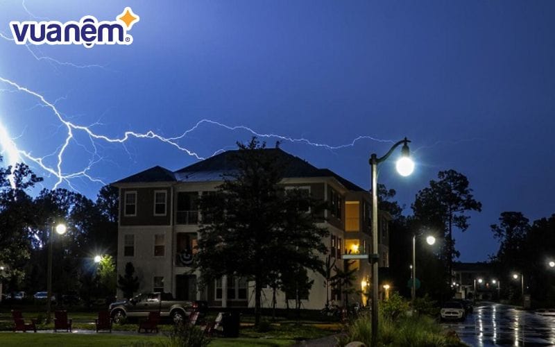 Bảo vệ ngôi nhà trước cơn bão giông để ngủ ngon khi sấm sét