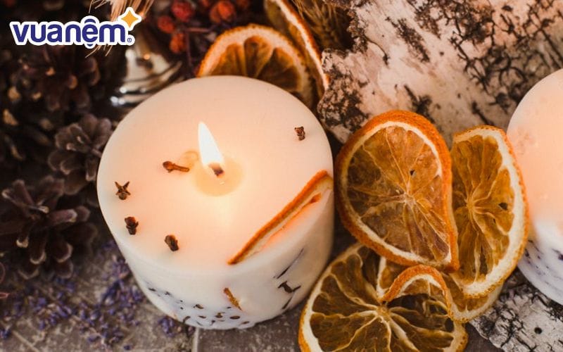 Thắp nến trong phòng ngủ