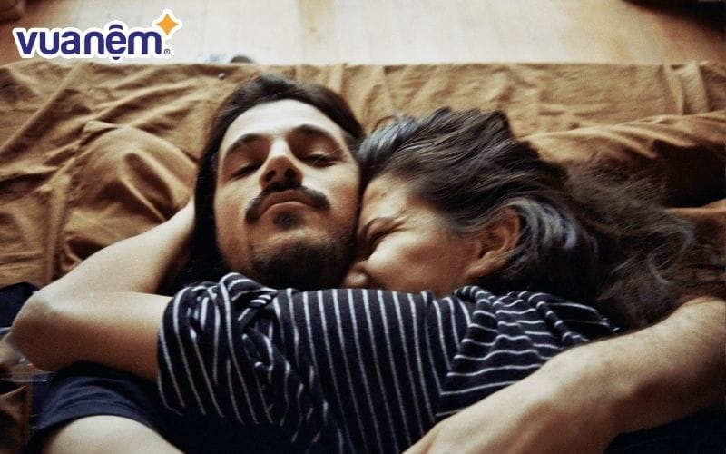 Ôm chặt, và mặt đối mặt là tư thế ngủ ngọt ngào và cháy bỏng của các cặp đôi