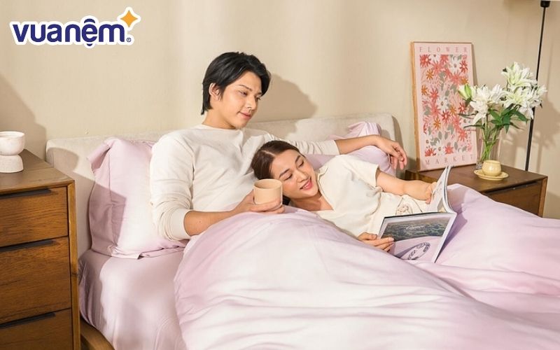 Ôm qua vai là tư thế ngủ khá phổ biến của các cặp đôi