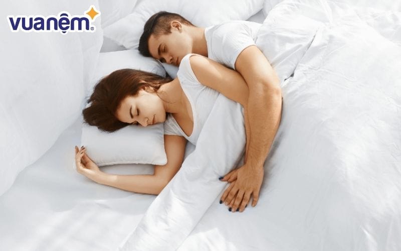 Kiểu ôm khi ngủ choàng tay qua lưng là tư thế ngủ đôi khi không hề ngọt ngào như bạn vẫn nghĩ