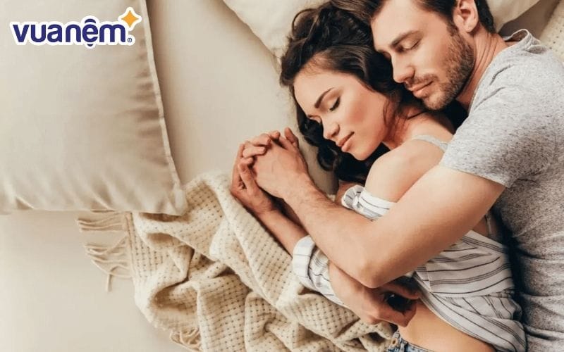 Chàng ôm nàng từ phía sau là tư thế ngủ của sự tin tưởng và ấm áp