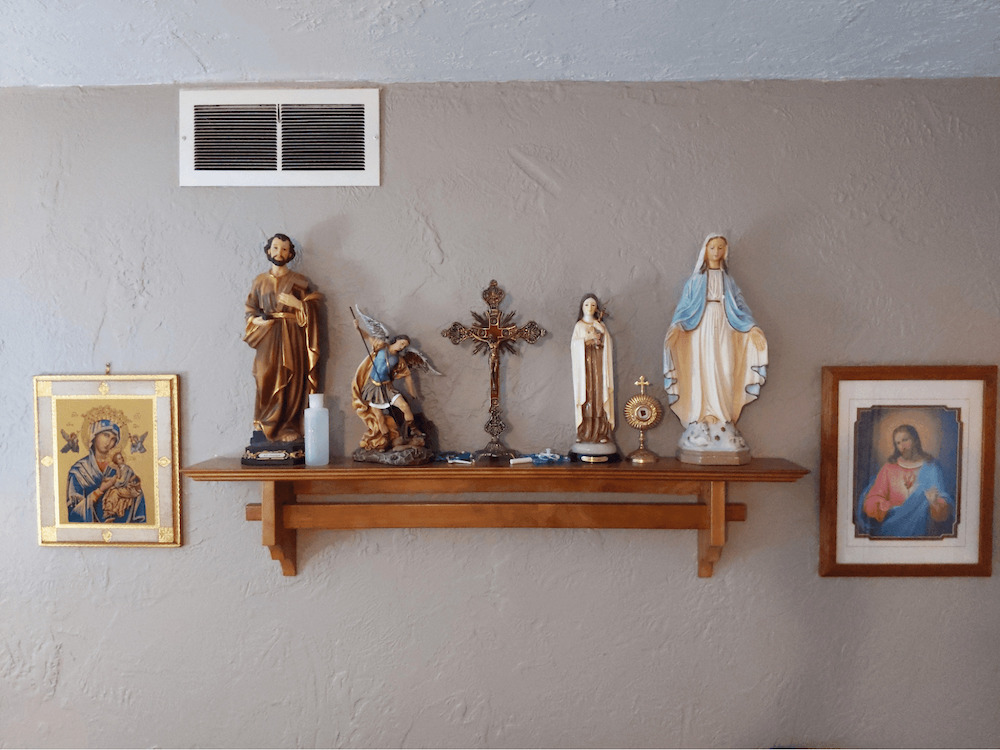 Những đồ vật trên bàn thờ Chúa khá đơn giản và không có nhiều thay đổi