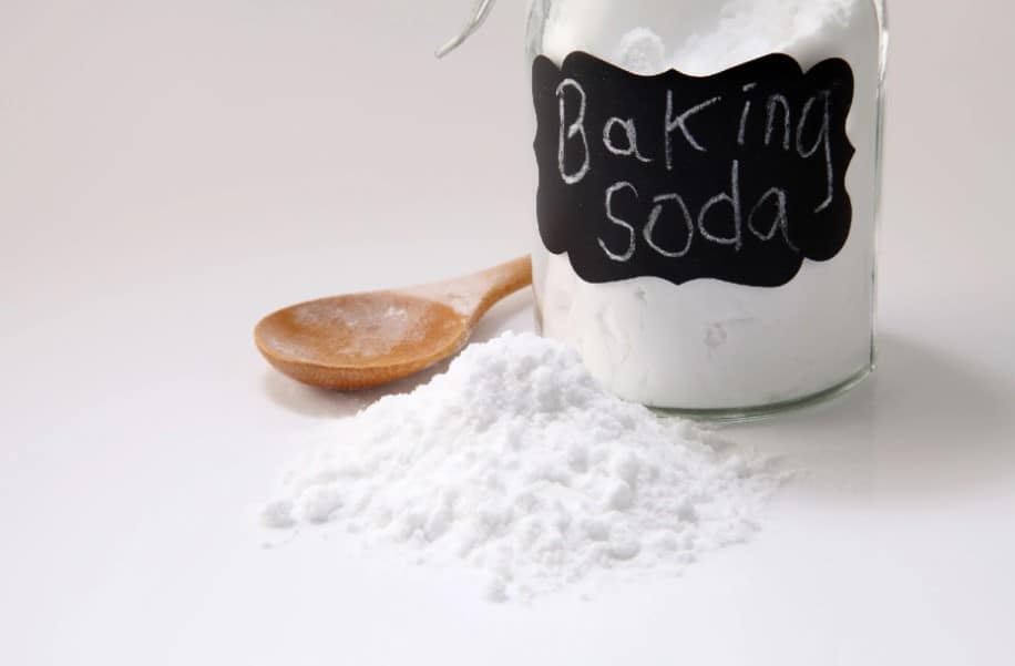 vẩy dung dịch hoặc bột baking soda lên mặt nệm