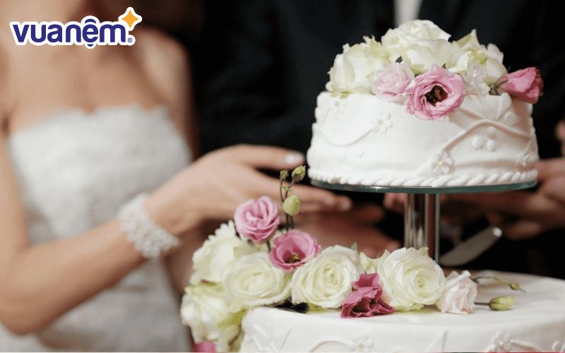 Nghi thức cắt bánh cưới thể hiện sự gắn kết từ nay về sau của cô dâu chú rể