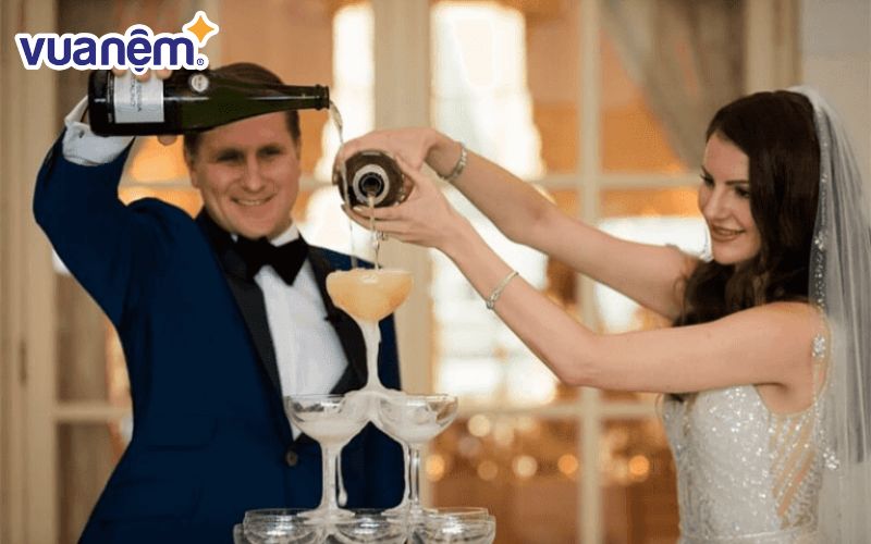 Rót rượu Sampanh là thủ tục quen thuộc trong các buổi tiệc cưới của cặp đôi Việt