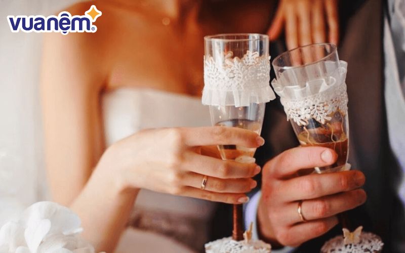 Tháp Champagne như thay lời hứa hẹn của cặp đôi cùng nhau xây đắp cuộc sống hạnh phúc