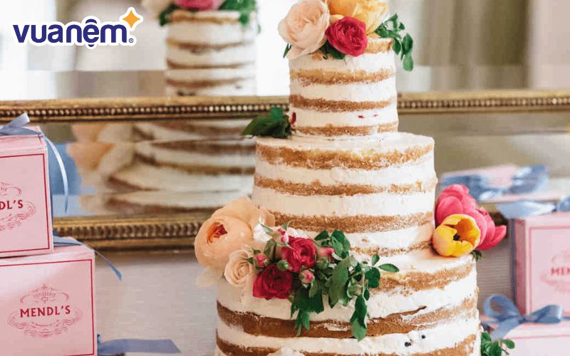 Mẫu bánh cưới Mộc đơn giản nhưng không kém phần tinh tế