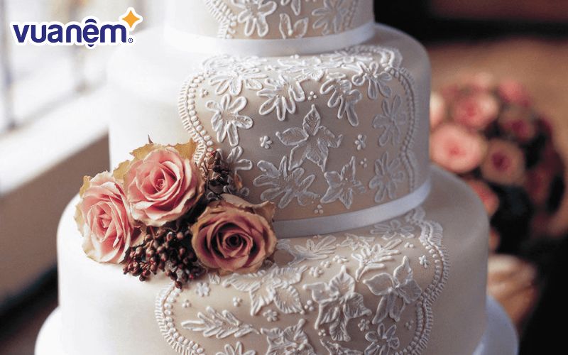 Bánh cưới pha ren mang đến sự tinh tế, quý phái và sang trọng