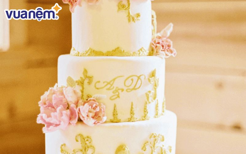 Mẫu bánh cưới hoàng gia với họa tiết ánh kim bắt mắt