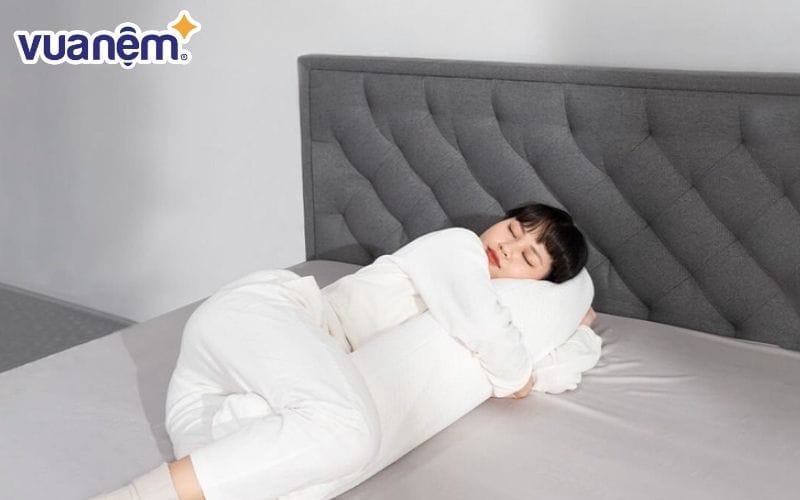 Gối ôm nên có kích thước phù hợp với người sử dụng và giường ngủ