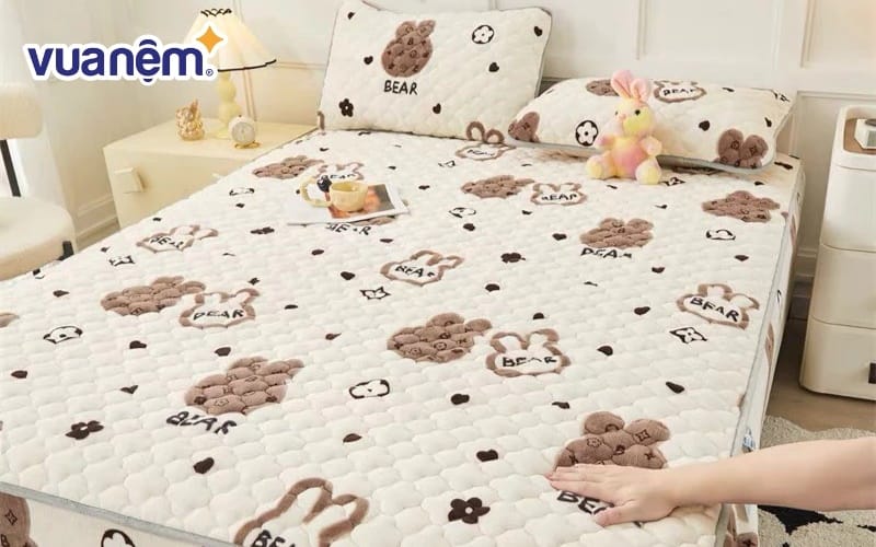 Ga nỉ nhung kết hợp họa tiết gấu xinh “hot trend”