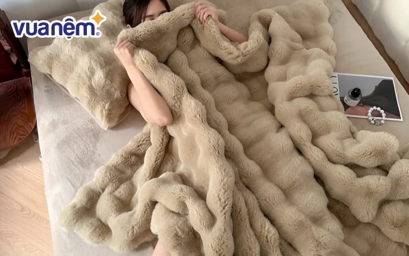 Bộ ga chăn nỉ lông cừu là một sản phẩm không thể thiếu trong mùa đông