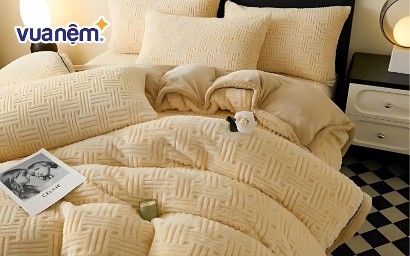 Gam màu dịu nhẹ của bộ chăn ga nỉ nhung giúp bạn dễ dàng chìm vào giấc ngủ sâu