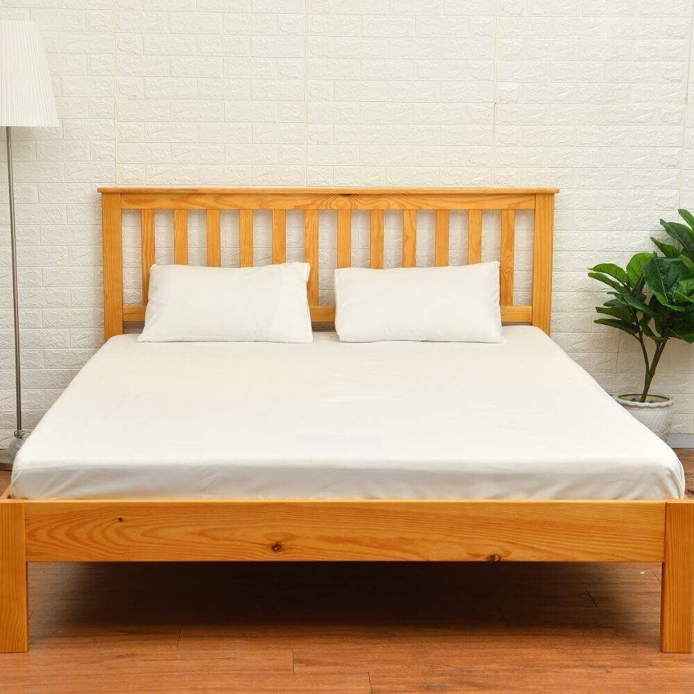 giường gỗ màu nâu 