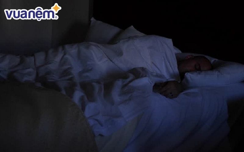 Giữ cho phòng ngủ tối hoặc ánh sáng dịu nhẹ giúp bạn dễ ngủ hơn