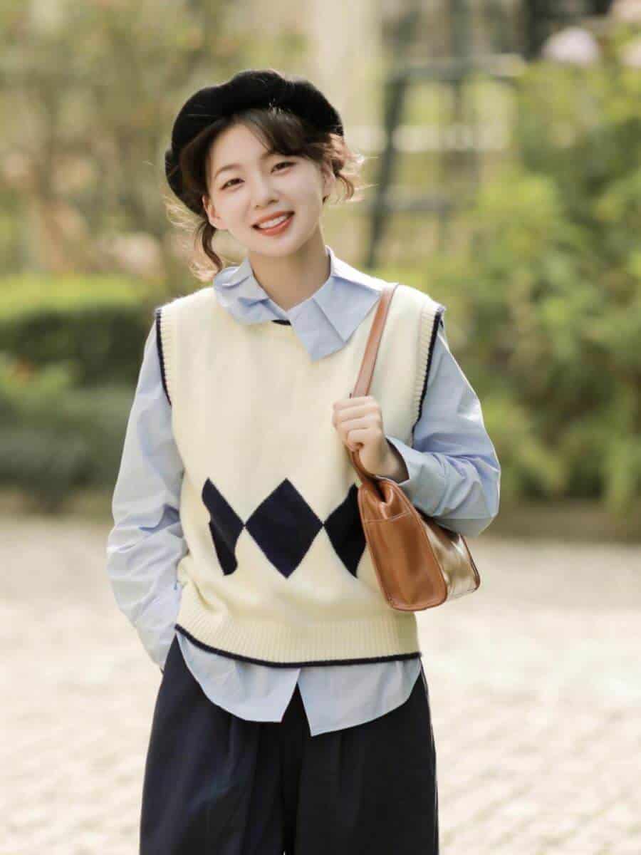 Mặc đẹp với 15 cách phối đồ cùng áo gile len Hàn Quốc