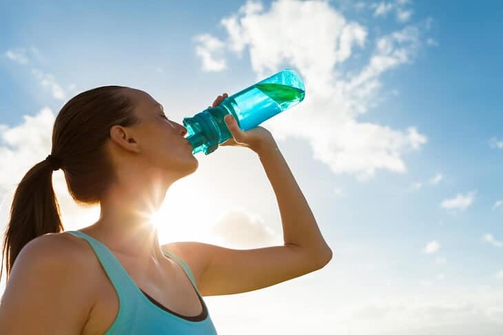 Bảo vệ sức khỏe ngày nắng nóng bằng cách uống đủ nước
