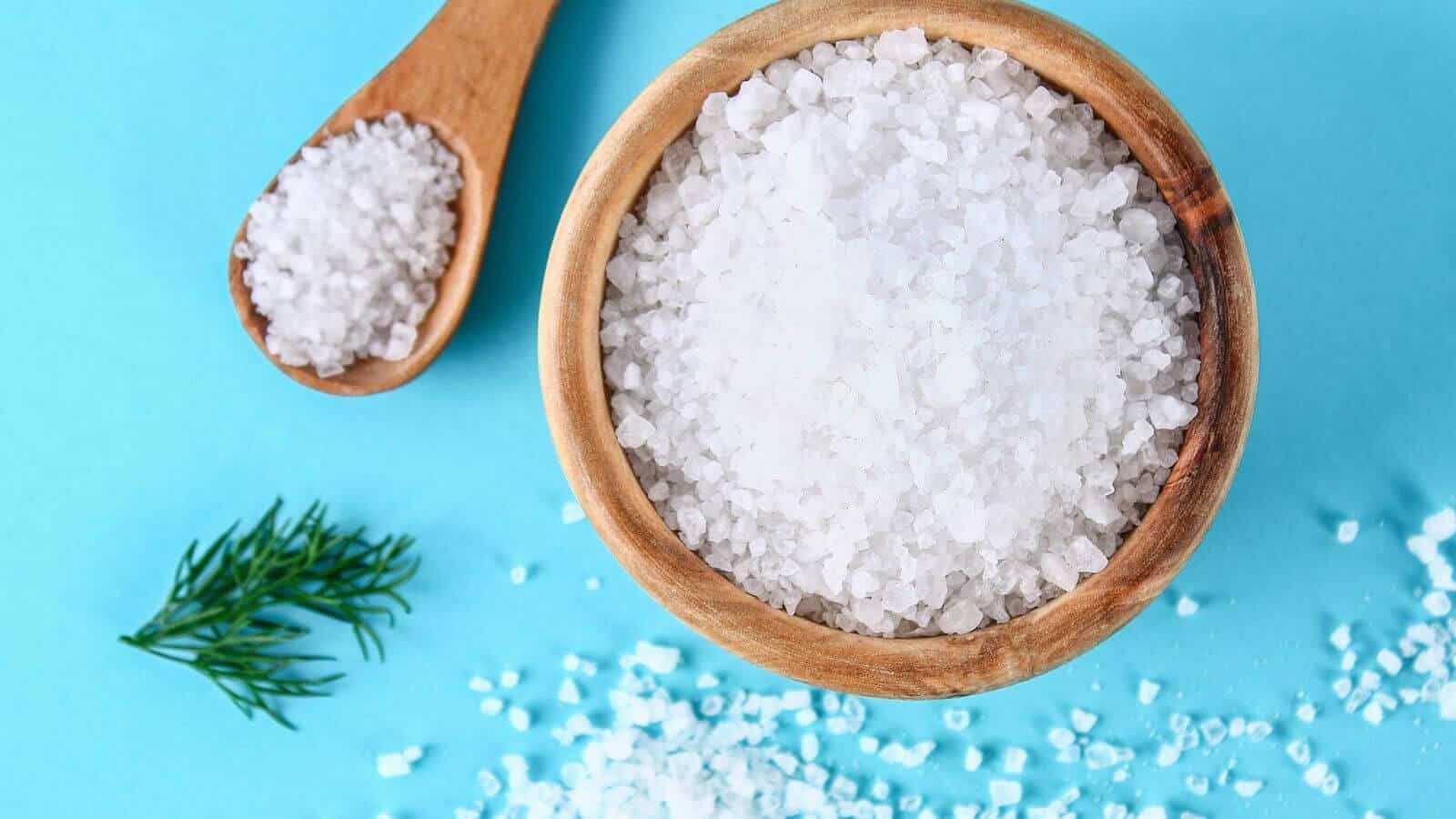 cách làm sạch bàn ủi bằng muối hạt to