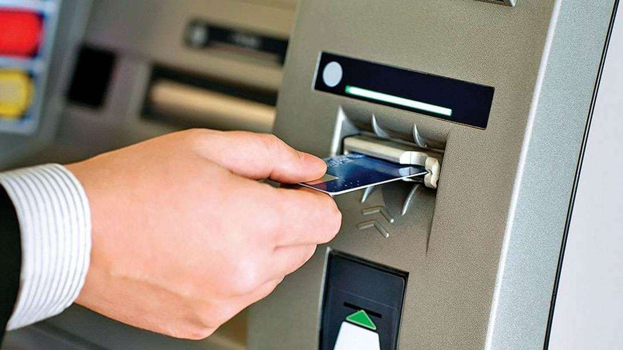 cách rút tiền từ thẻ ATM cẩn thận