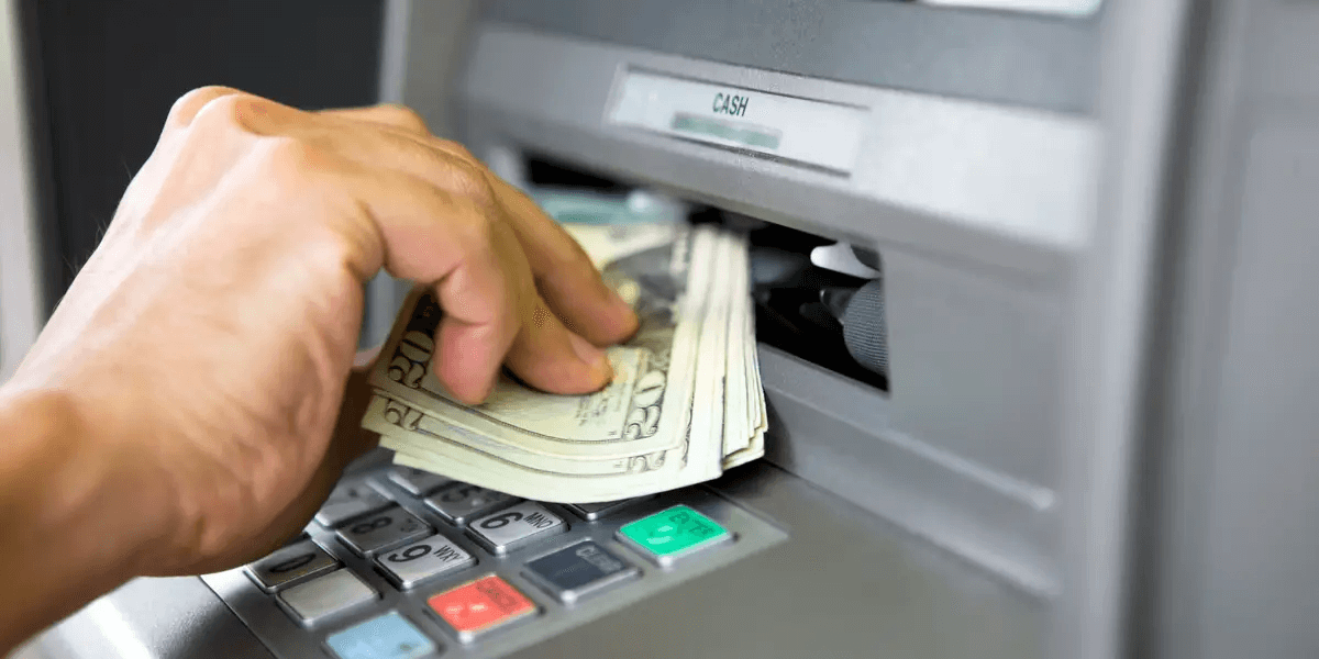  cách rút tiền từ thẻ ATM không rách