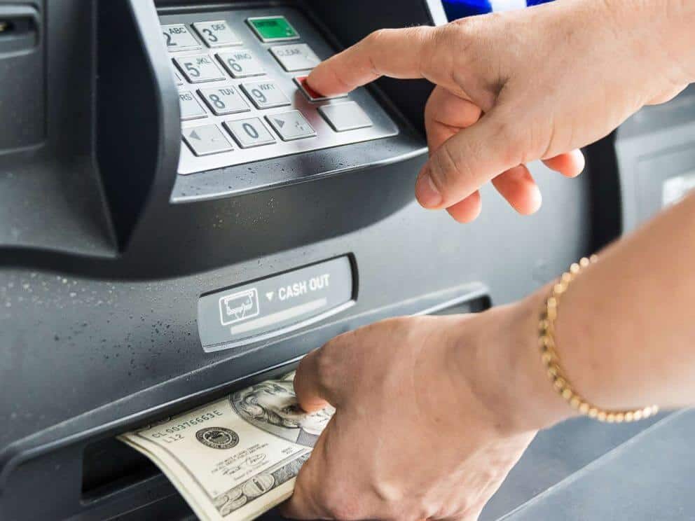 cách rút tiền từ thẻ ATM không lỗi