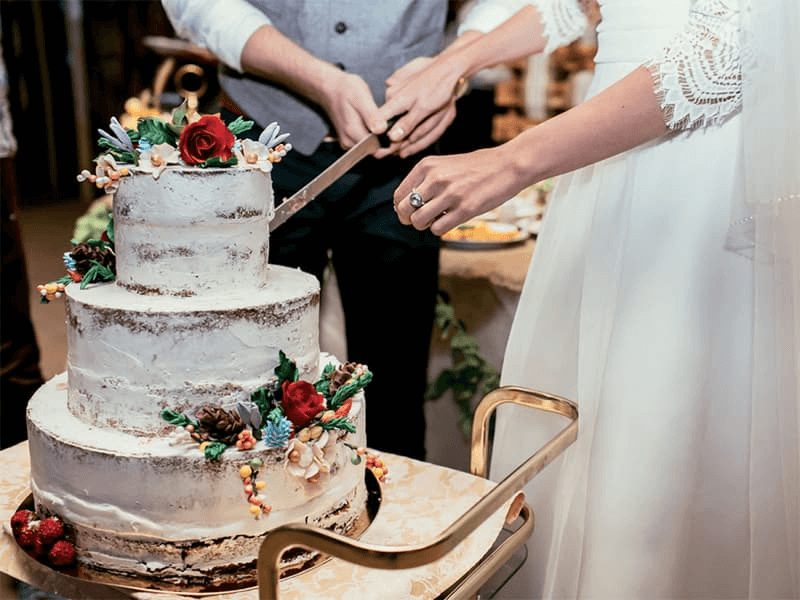 Ý nghĩa cắt bánh cưới và rót Sampanh