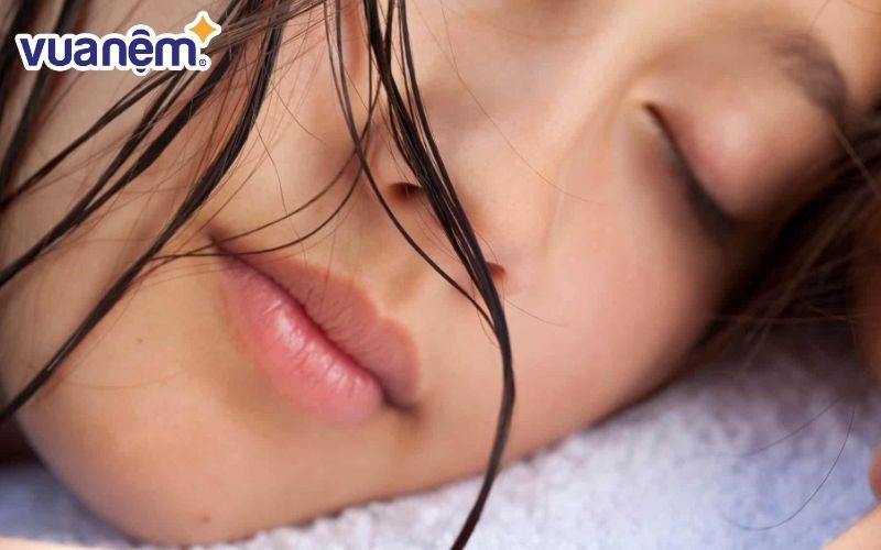 Ngủ với mái tóc ướt gây ra nhiều vấn đề cho giấc ngủ.