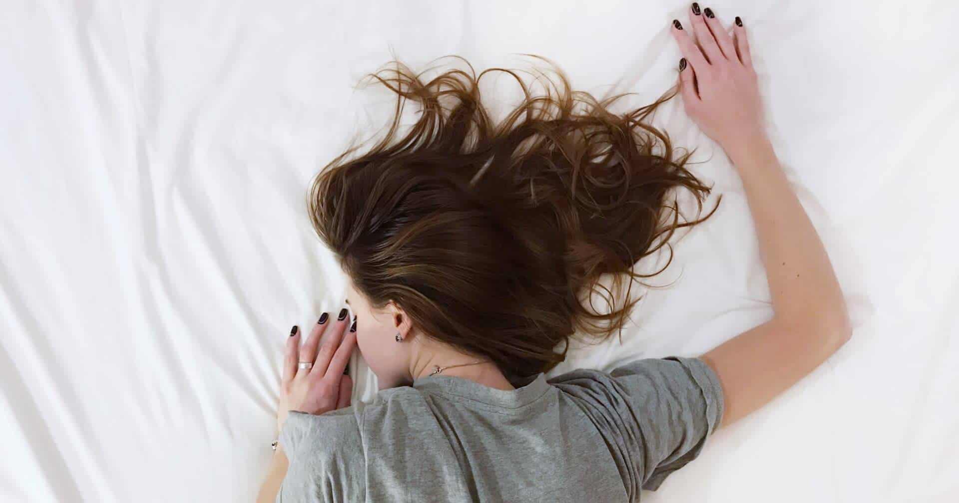Đi ngủ với mái tóc ướt 