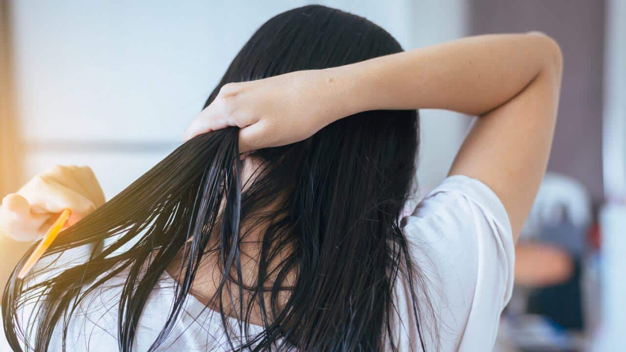 Tóc dễ bị hư tổn, gãy rụng, xơ rối khi đi ngủ 