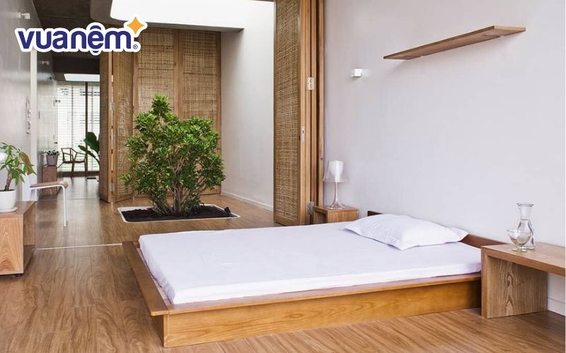 Giường cưới theo phong cách ZEN bằng gỗ với các đường vân tự nhiên, kết hợp với nệm mỏng