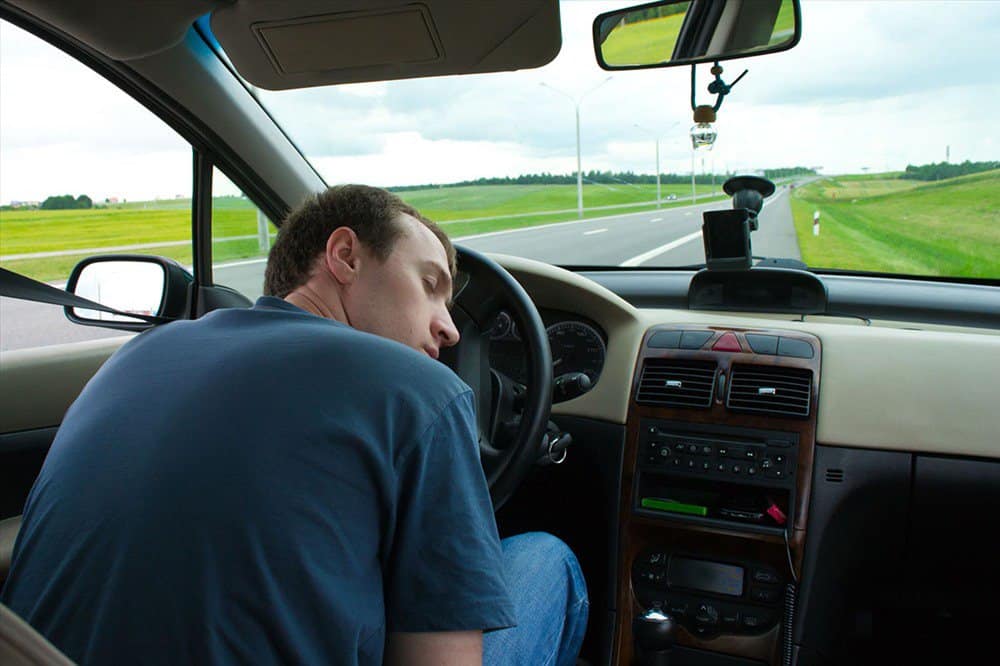 Lái xe trong khi ngủ là hậu quả của bệnh mất ngủ Parasomias