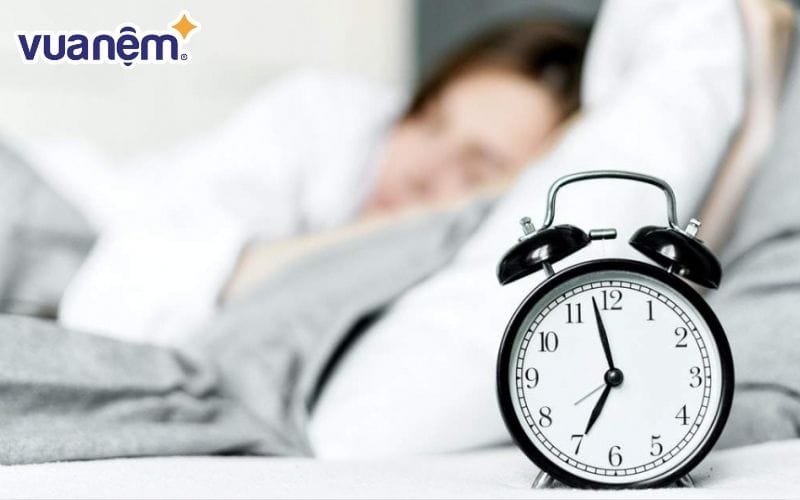 Rèn thói quen thức dậy đúng giờ bằng cách tuân thủ lịch trình ngủ cố định