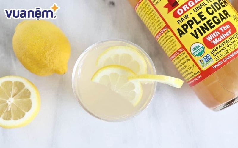 Dùng giấm trắng tẩy vết ố và khử mùi lông chó mèo