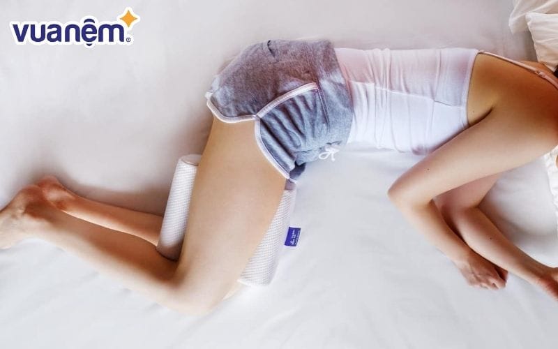 Lợi ích tư thế ngủ với chiếc gối kẹp giữa hai chân