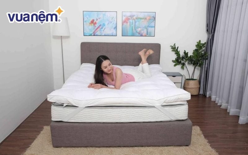 Topper Doona Microfiber được làm bằng vải Cotton kết hợp với lõi bông Microfiber